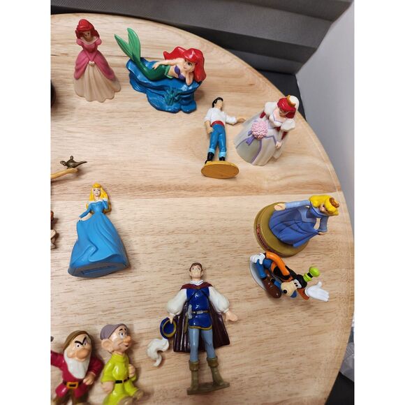 Disney Figurine Lot – Miniature Knick Knacks from Classic Films - Picture 2 of 11